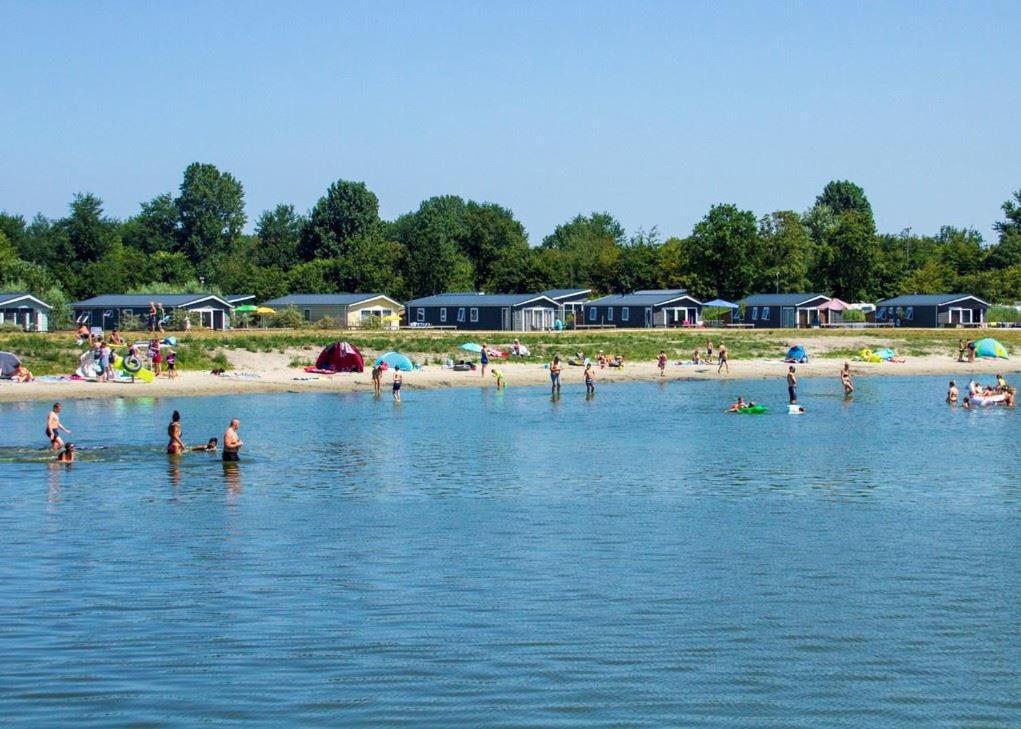 Bj Chalets - De Rug 3 - Vakantiepark Lauwersoog - Luxe Chalet Met Vaatwasser En Inloopkast! Vroege Incheck! Met Airco! ภายนอก รูปภาพ