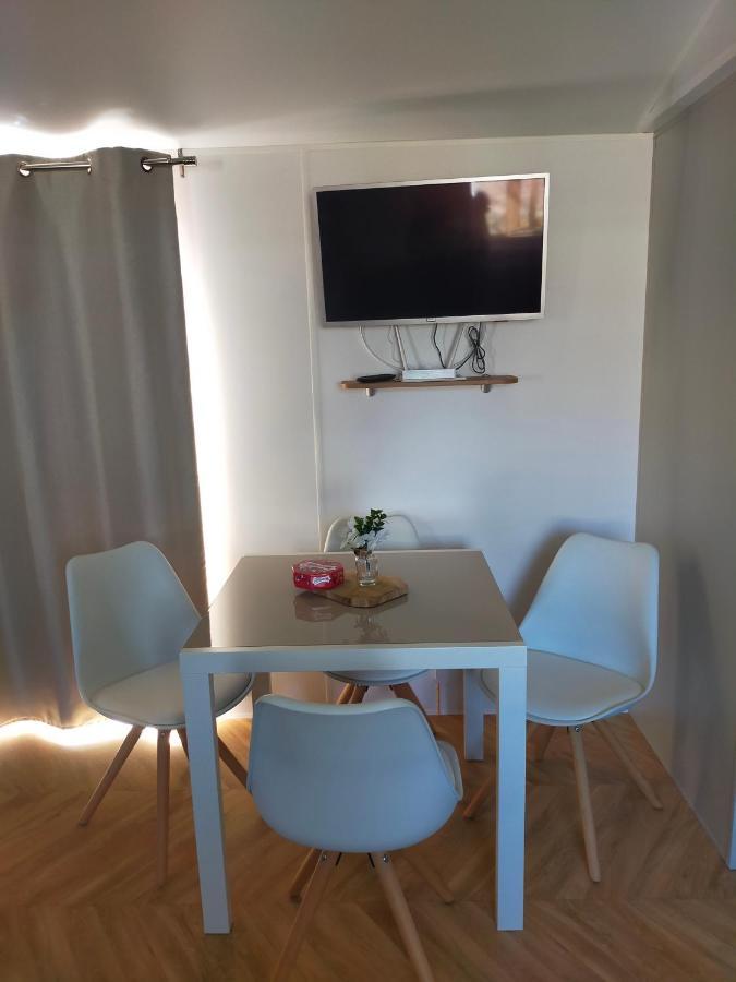 Bj Chalets - De Rug 3 - Vakantiepark Lauwersoog - Luxe Chalet Met Vaatwasser En Inloopkast! Vroege Incheck! Met Airco! ภายนอก รูปภาพ